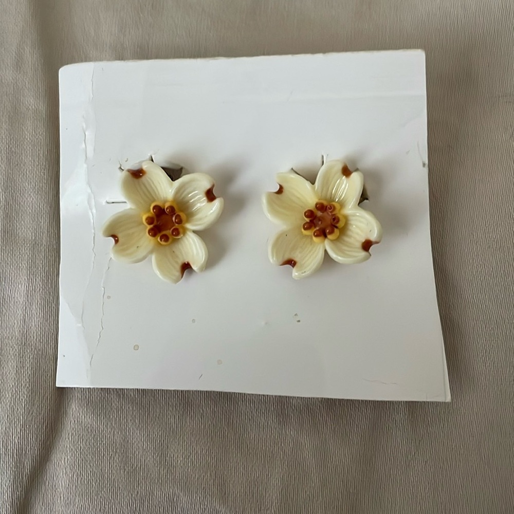 Vintage 60s Hawaii Tropical Flower Sculpted Resin Clip On Earrings